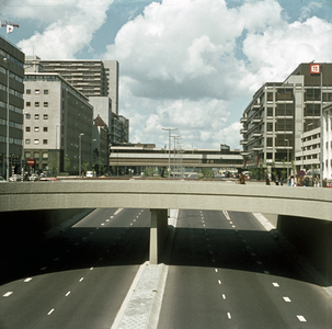 119463 Gezicht op het Moreelseviaduct over de Catharijnebaan te Utrecht, met op de achtergrond het kantoor- en ...